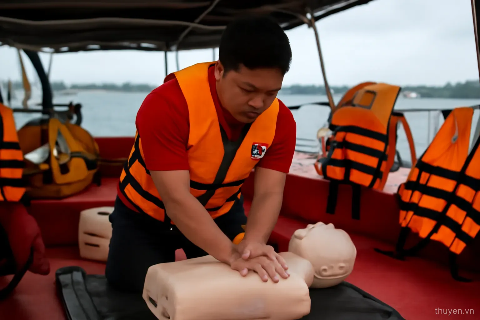 Những Tình Huống Khẩn Cấp Trên Thuyền và Cách Ứng Phó: Hướng Dẫn Sơ Cứu Thực Tế Cho Mọi Thuyền Viên